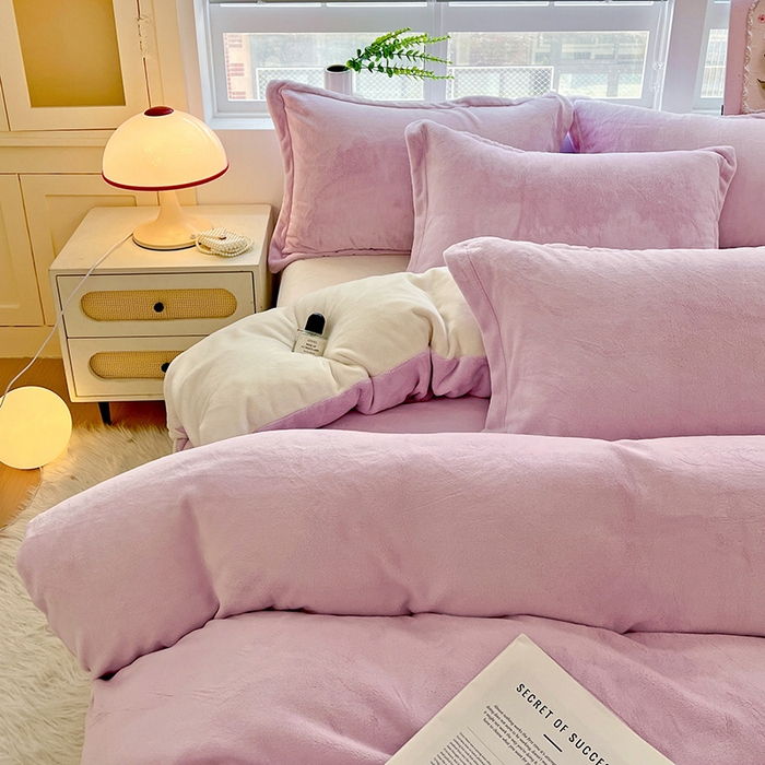 91家纺网 家纺一手货源 找家纺 富馨莱 2025新款牛奶绒纯色双拼四件套 双拼糯紫+奶昔白