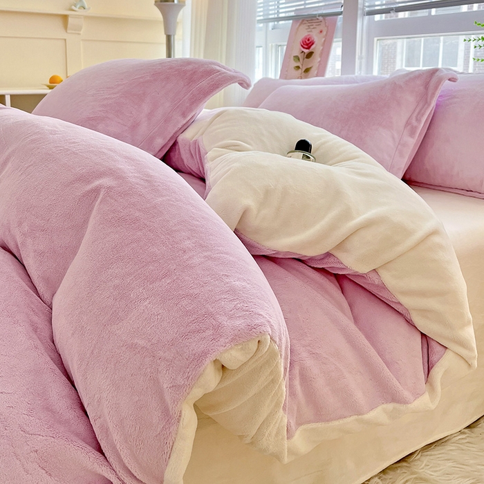 91家纺网 家纺一手货源 找家纺 富馨莱 2025新款牛奶绒纯色双拼四件套 双拼糯紫+奶昔白