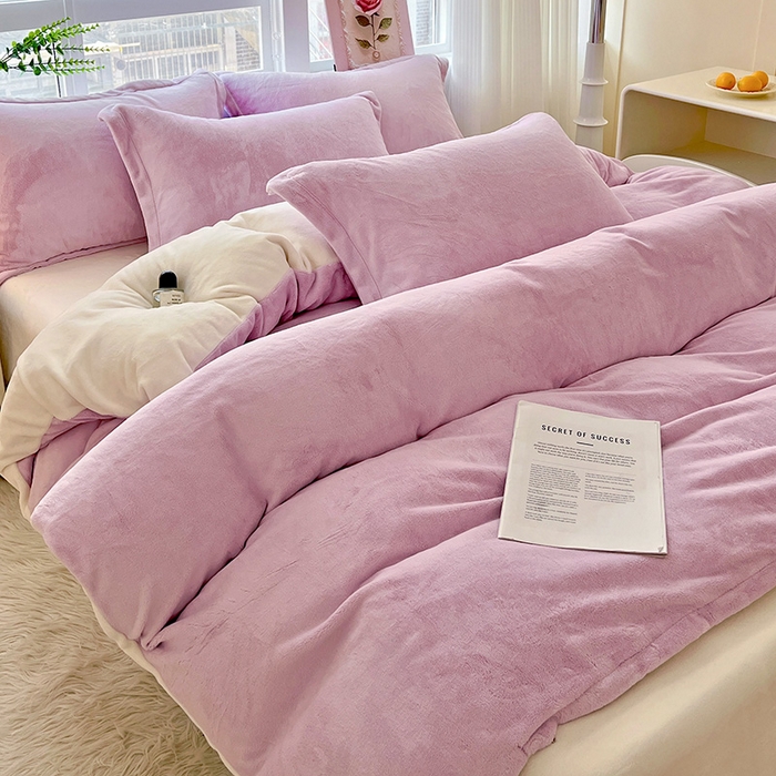 91家纺网 家纺一手货源 找家纺 富馨莱 2025新款牛奶绒纯色双拼四件套 双拼糯紫+奶昔白