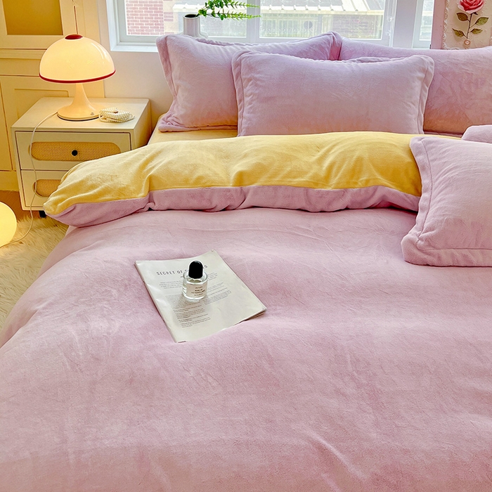 91家纺网 家纺一手货源 找家纺 富馨莱 2025新款牛奶绒纯色双拼四件套 双拼糯紫+奶昔黄