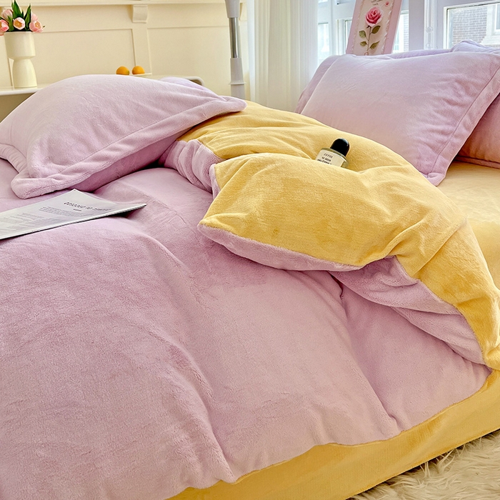 91家纺网 家纺一手货源 找家纺 富馨莱 2025新款牛奶绒纯色双拼四件套 双拼糯紫+奶昔黄