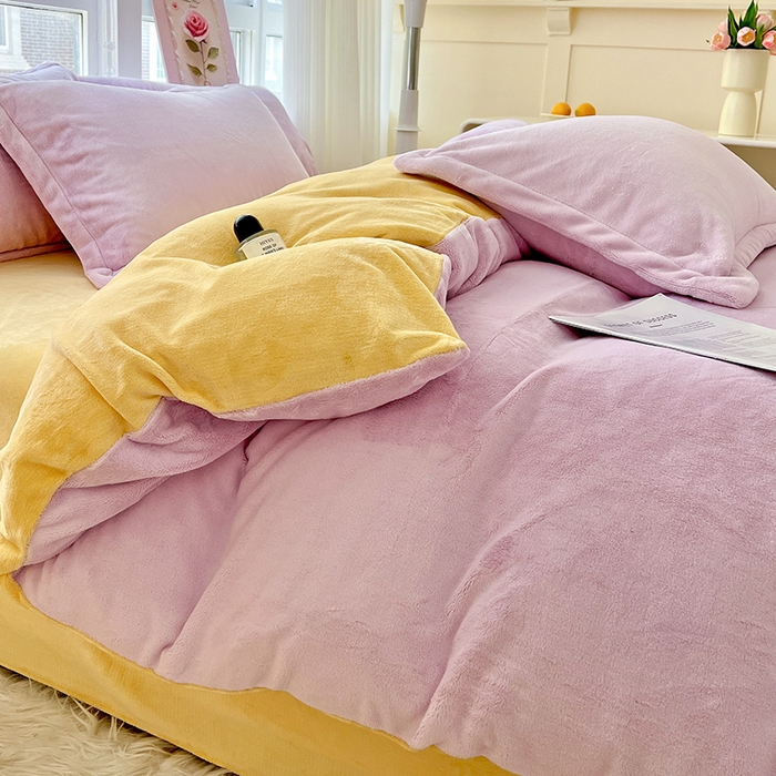 91家纺网 家纺一手货源 找家纺 富馨莱 2025新款牛奶绒纯色双拼四件套 双拼糯紫+奶昔黄