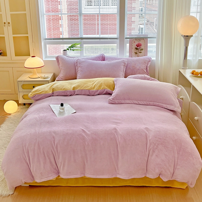 91家纺网 家纺一手货源 找家纺 富馨莱 2025新款牛奶绒纯色双拼四件套 双拼糯紫+奶昔黄