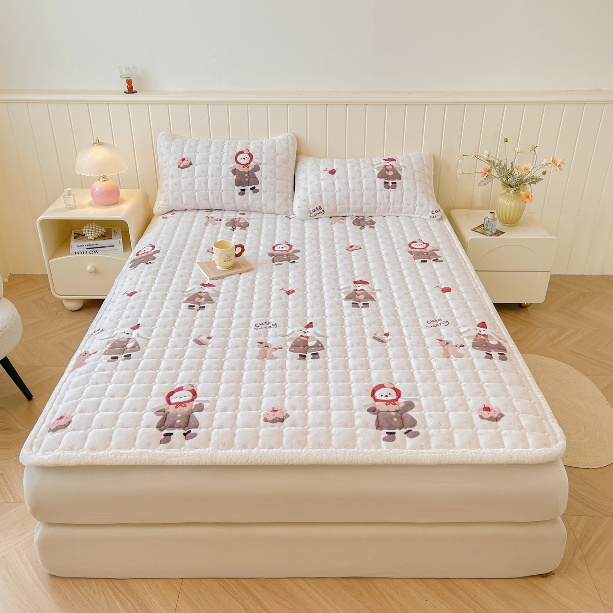 91家纺网 家纺一手货源 找家纺 LIFE.丽芙 2025秋冬新款A类牛奶绒加厚夹棉床褥垫+被套组合四件套 小伙伴