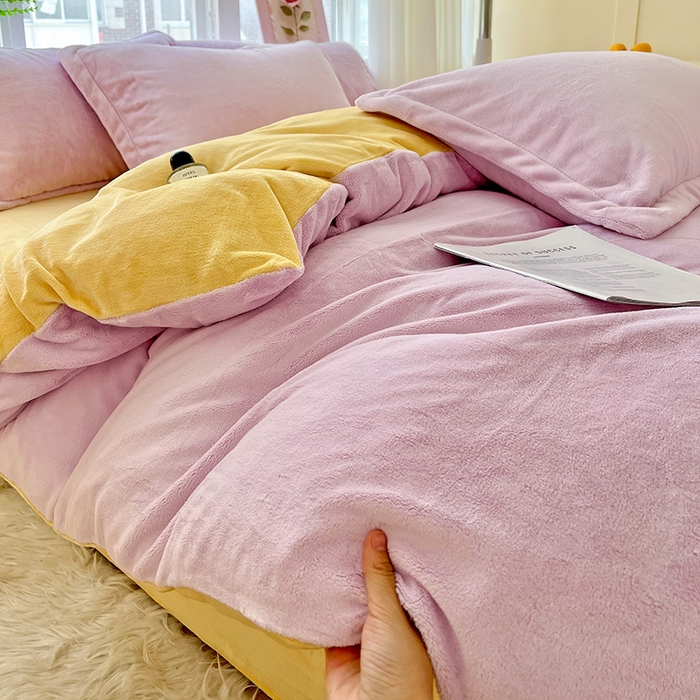 91家纺网 家纺一手货源 找家纺 富馨莱 2025新款牛奶绒纯色双拼四件套 双拼糯紫+奶昔黄