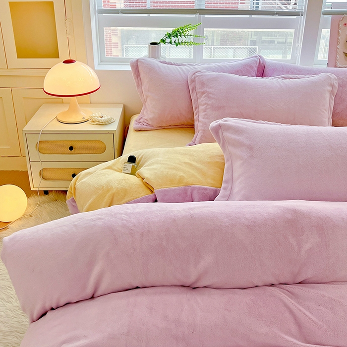 91家纺网 家纺一手货源 找家纺 富馨莱 2025新款牛奶绒纯色双拼四件套 双拼糯紫+奶昔黄