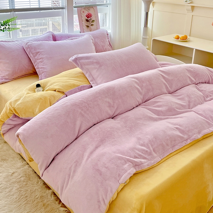 91家纺网 家纺一手货源 找家纺 富馨莱 2025新款牛奶绒纯色双拼四件套 双拼糯紫+奶昔黄