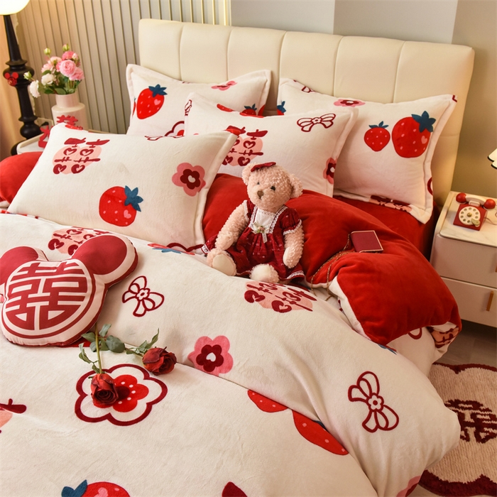 91家纺网 家纺一手货源 找家纺 曲之慕 2025新款高克重牛奶绒简约婚庆四件套 囍多多