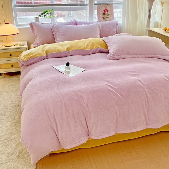 91家纺网 家纺一手货源 找家纺 富馨莱 2025新款牛奶绒纯色双拼四件套 双拼糯紫+奶昔黄