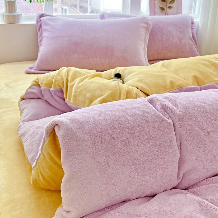91家纺网 家纺一手货源 找家纺 富馨莱 2025新款牛奶绒纯色双拼四件套 双拼糯紫+奶昔黄