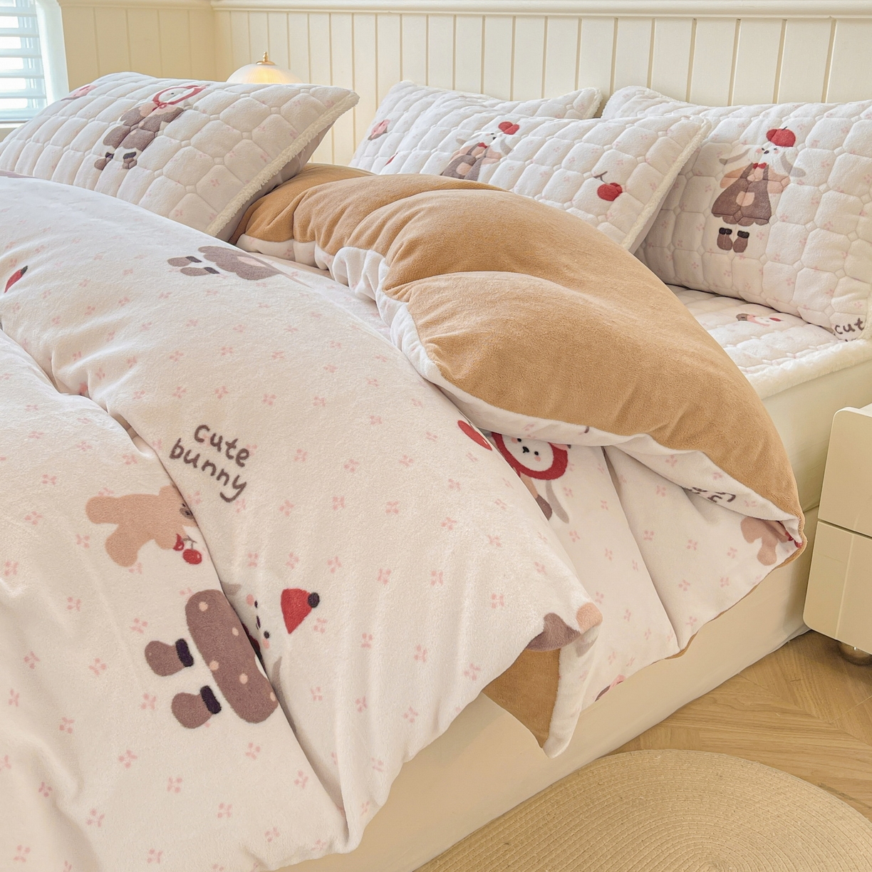 91家纺网 家纺一手货源 找家纺 LIFE.丽芙 2025秋冬新款A类牛奶绒加厚夹棉床褥垫+被套组合四件套 小伙伴