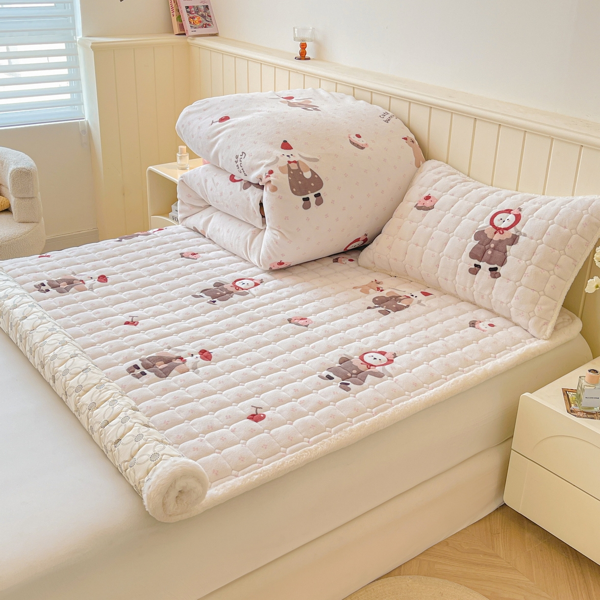 91家纺网 家纺一手货源 找家纺 LIFE.丽芙 2025秋冬新款A类牛奶绒加厚夹棉床褥垫+被套组合四件套 小伙伴