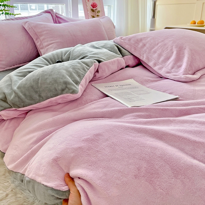 91家纺网 家纺一手货源 找家纺 富馨莱 2025新款牛奶绒纯色双拼四件套 双拼糯紫+绅士灰