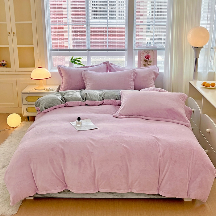 91家纺网 家纺一手货源 找家纺 富馨莱 2025新款牛奶绒纯色双拼四件套 双拼糯紫+绅士灰