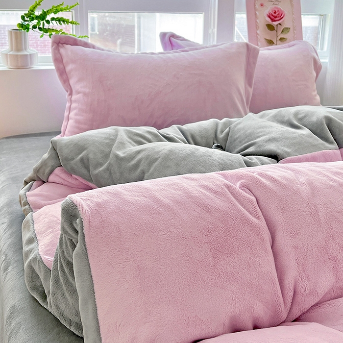 91家纺网 家纺一手货源 找家纺 富馨莱 2025新款牛奶绒纯色双拼四件套 双拼糯紫+绅士灰