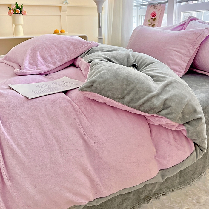 91家纺网 家纺一手货源 找家纺 富馨莱 2025新款牛奶绒纯色双拼四件套 双拼糯紫+绅士灰