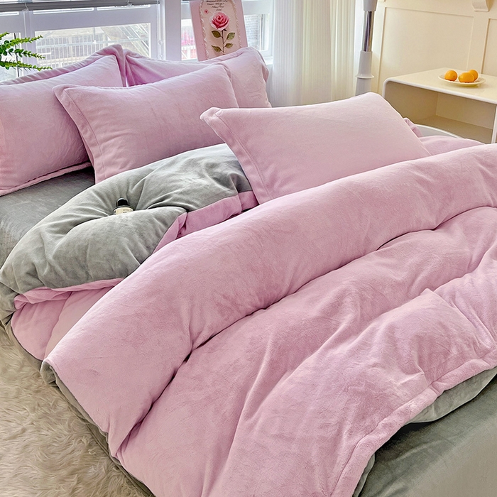 91家纺网 家纺一手货源 找家纺 富馨莱 2025新款牛奶绒纯色双拼四件套 双拼糯紫+绅士灰