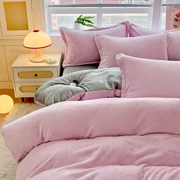 91家纺网 家纺一手货源 找家纺 富馨莱 2025新款牛奶绒纯色双拼四件套 双拼糯紫+绅士灰