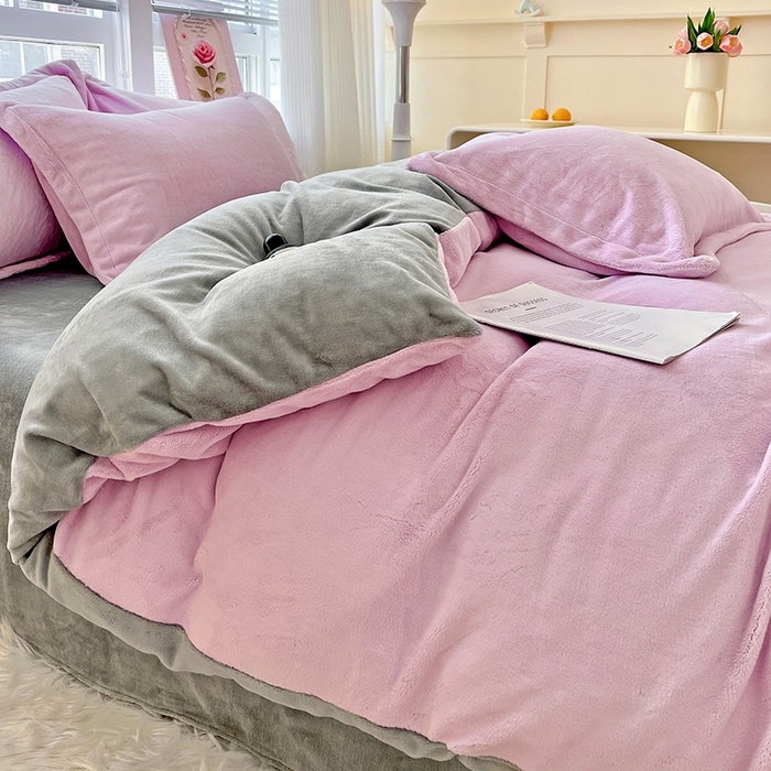 91家纺网 家纺一手货源 找家纺 富馨莱 2025新款牛奶绒纯色双拼四件套 双拼糯紫+绅士灰