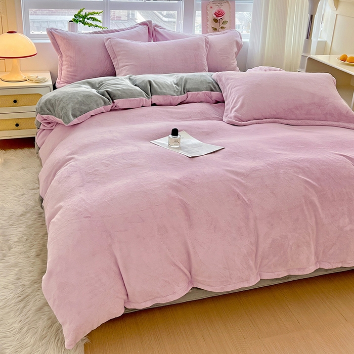 91家纺网 家纺一手货源 找家纺 富馨莱 2025新款牛奶绒纯色双拼四件套 双拼糯紫+绅士灰