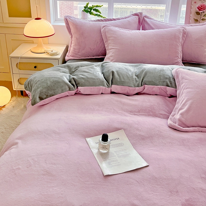 91家纺网 家纺一手货源 找家纺 富馨莱 2025新款牛奶绒纯色双拼四件套 双拼糯紫+绅士灰