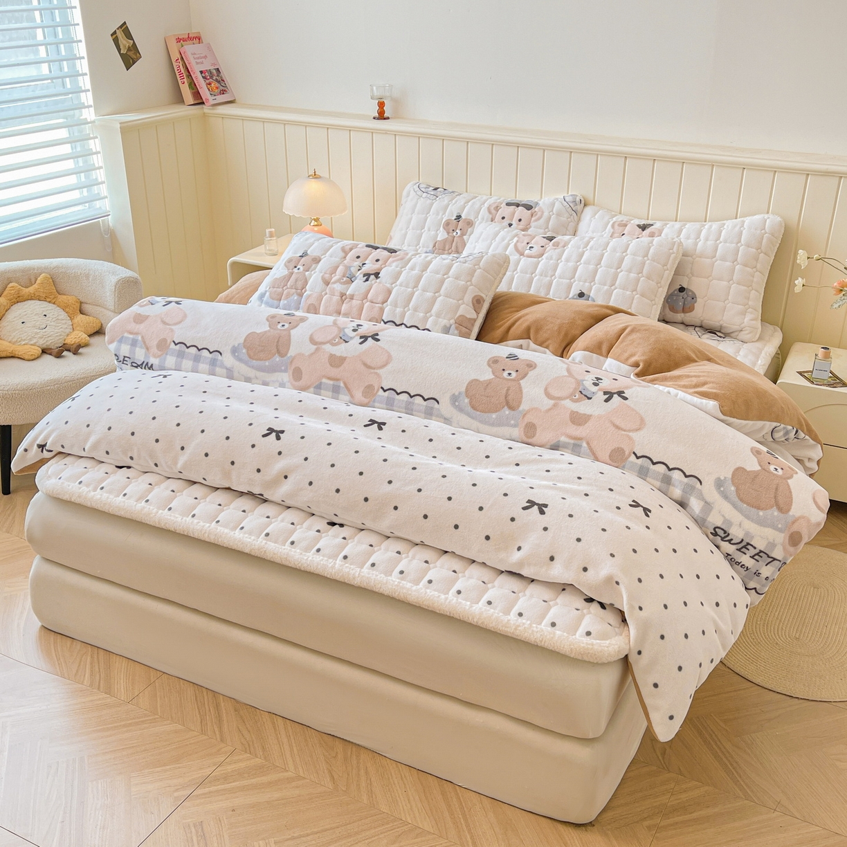 91家纺网 家纺一手货源 找家纺 LIFE.丽芙 2025秋冬新款A类牛奶绒加厚夹棉床褥垫+被套组合四件套 安心熊仔