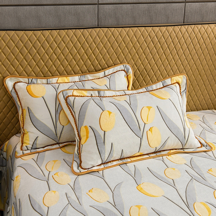 91家纺网 家纺一手货源 找家纺 牵依 2025新款牛奶绒小包边印花四件套 浪漫郁金香-米黄