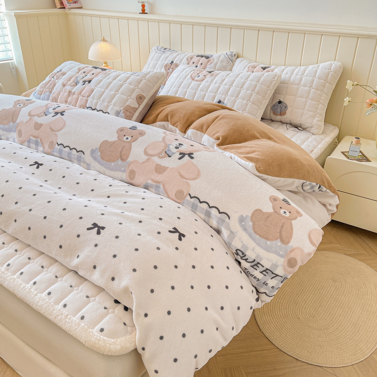 91家纺网 家纺一手货源 找家纺 LIFE.丽芙 2025秋冬新款A类牛奶绒加厚夹棉床褥垫+被套组合四件套 安心熊仔