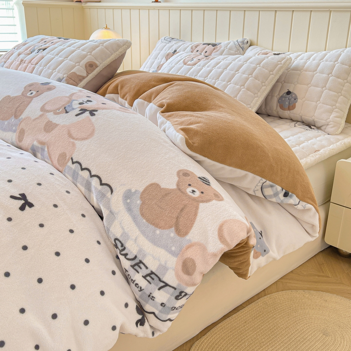 91家纺网 家纺一手货源 找家纺 LIFE.丽芙 2025秋冬新款A类牛奶绒加厚夹棉床褥垫+被套组合四件套 安心熊仔