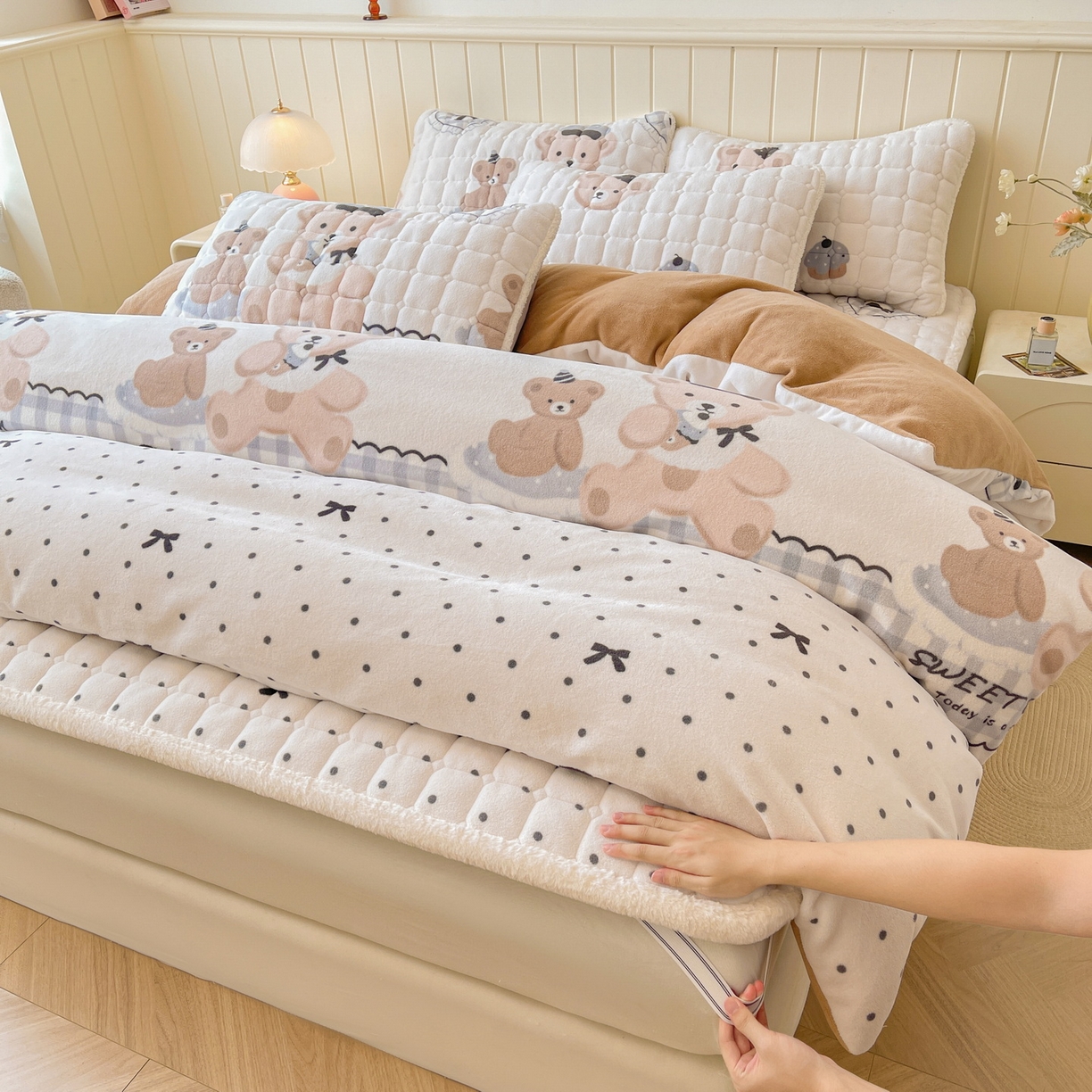 91家纺网 家纺一手货源 找家纺 LIFE.丽芙 2025秋冬新款A类牛奶绒加厚夹棉床褥垫+被套组合四件套 安心熊仔