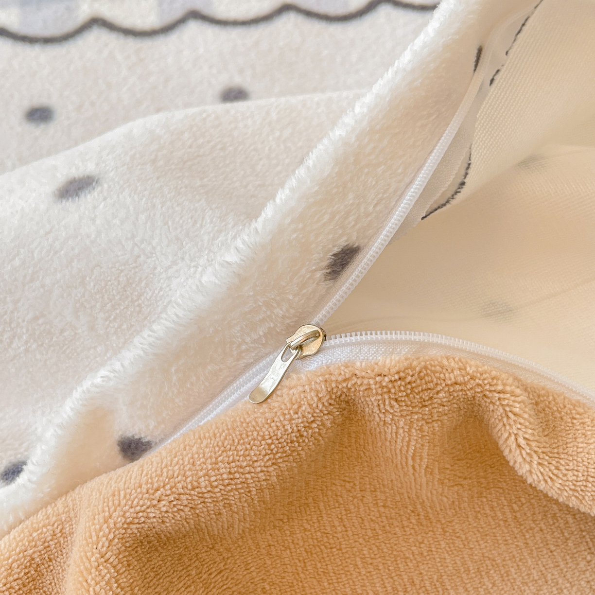 91家纺网 家纺一手货源 找家纺 LIFE.丽芙 2025秋冬新款A类牛奶绒加厚夹棉床褥垫+被套组合四件套 安心熊仔