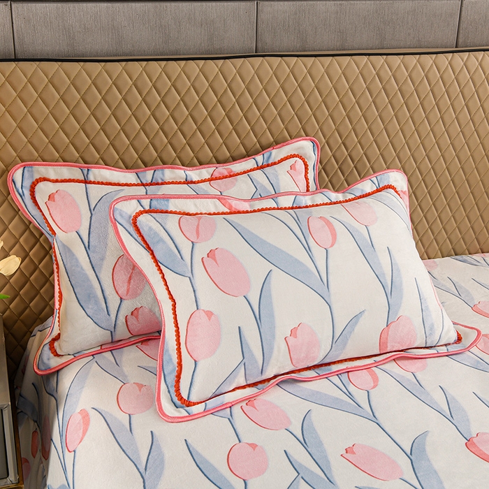 91家纺网 家纺一手货源 找家纺 牵依 2025新款牛奶绒小包边印花四件套 浪漫郁金香-浅粉