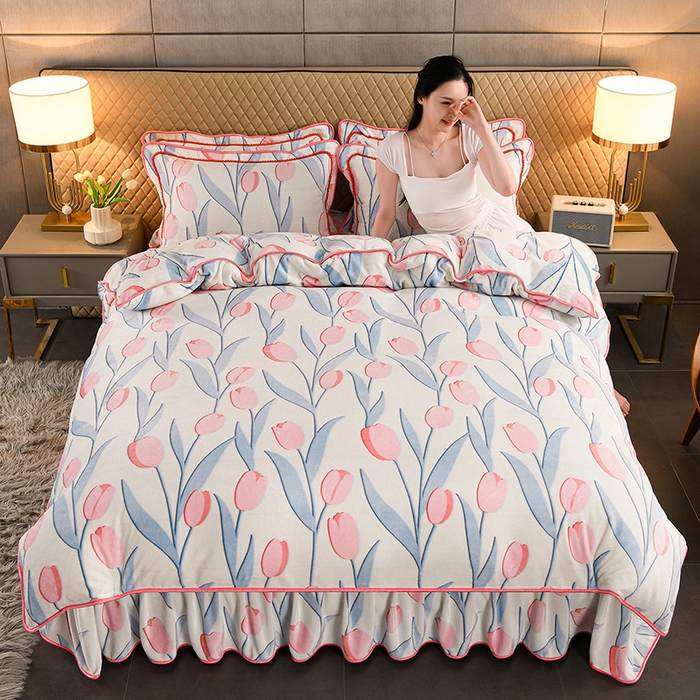 91家纺网 家纺一手货源 找家纺 牵依 2025新款牛奶绒小包边印花四件套 浪漫郁金香-浅粉