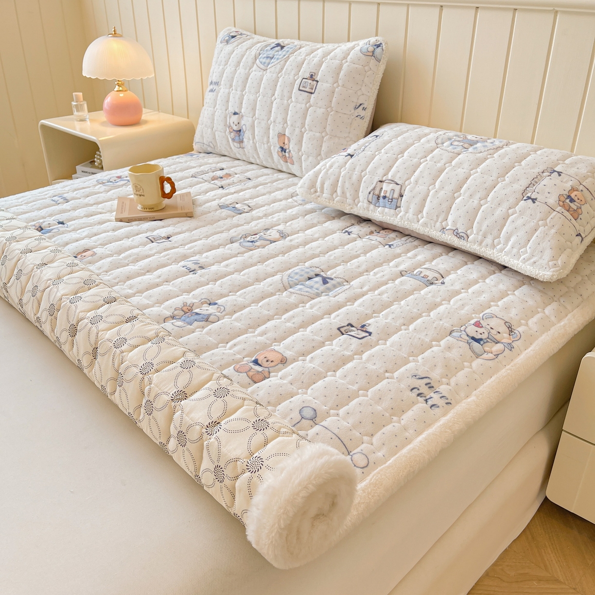 91家纺网 家纺一手货源 找家纺 LIFE.丽芙 2025秋冬新款A类牛奶绒加厚夹棉床褥垫+被套组合四件套 贝果宝贝