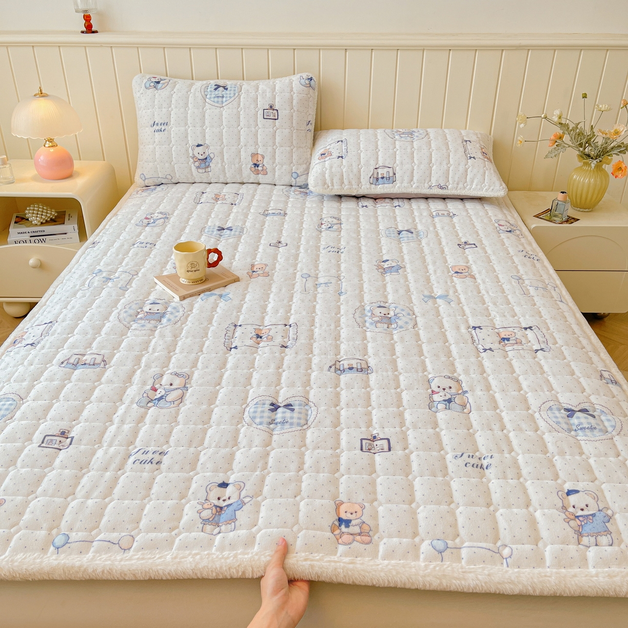 91家纺网 家纺一手货源 找家纺 LIFE.丽芙 2025秋冬新款A类牛奶绒加厚夹棉床褥垫+被套组合四件套 贝果宝贝