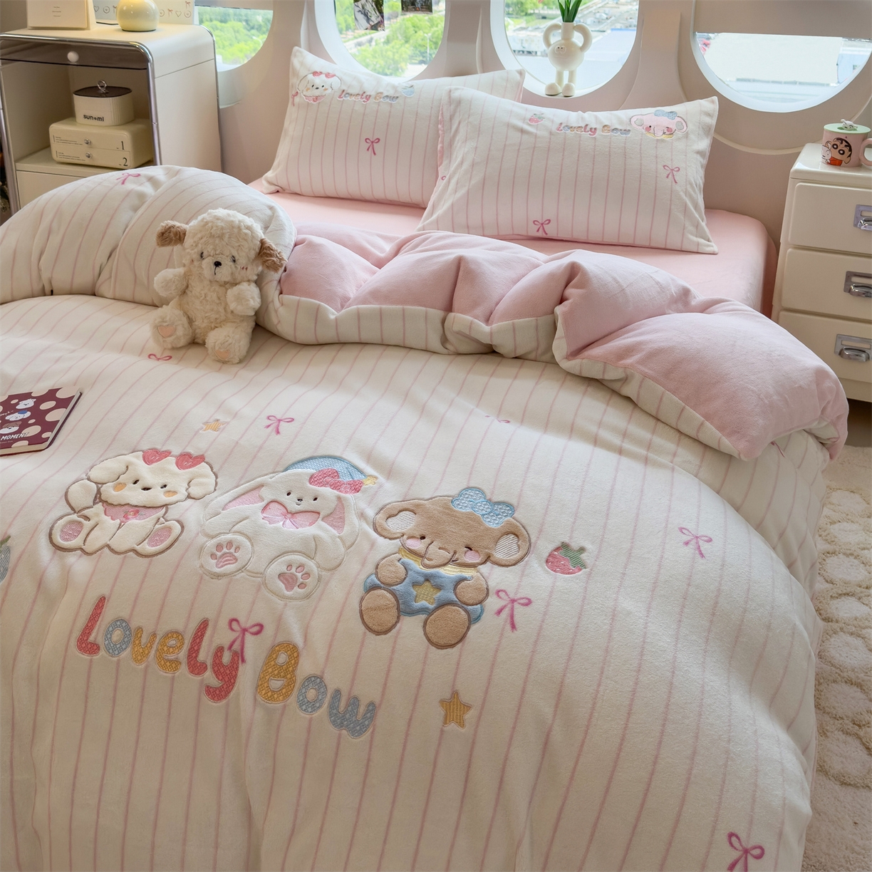 91家纺网 家纺一手货源 找家纺 曲之慕 2025新款卡通消光牛奶绒贴布四件套 宠物旅行