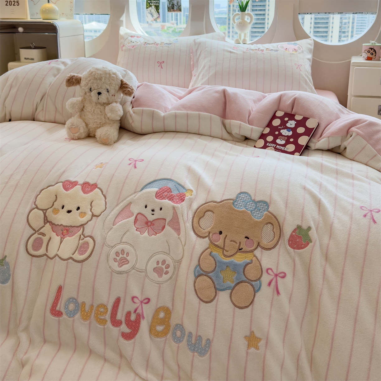 91家纺网 家纺一手货源 找家纺 曲之慕 2025新款卡通消光牛奶绒贴布四件套 宠物旅行