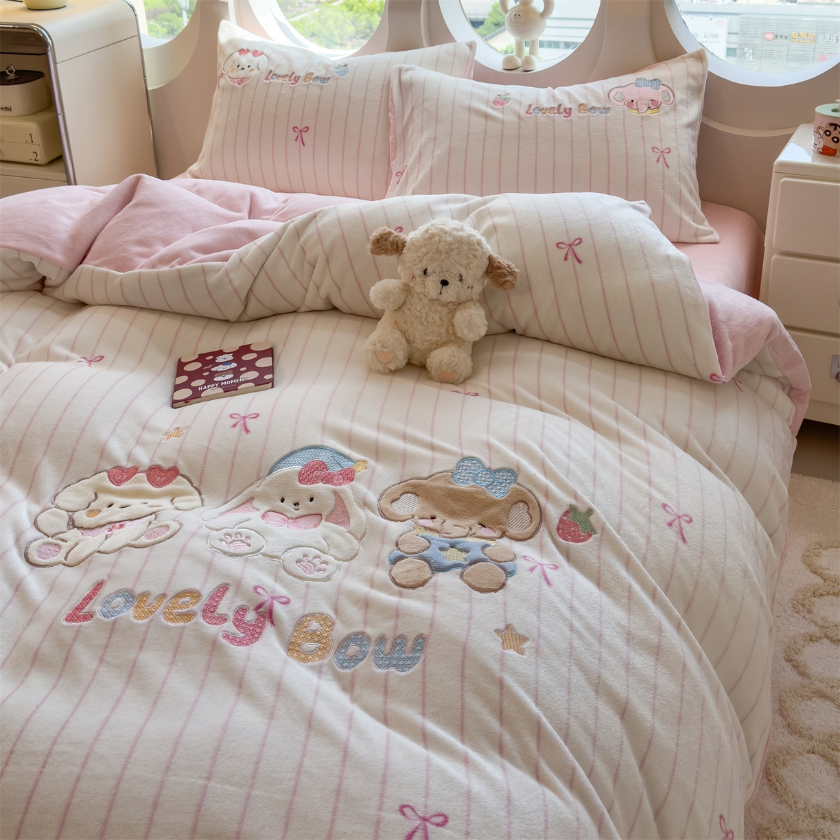 91家纺网 家纺一手货源 找家纺 曲之慕 2025新款卡通消光牛奶绒贴布四件套 宠物旅行