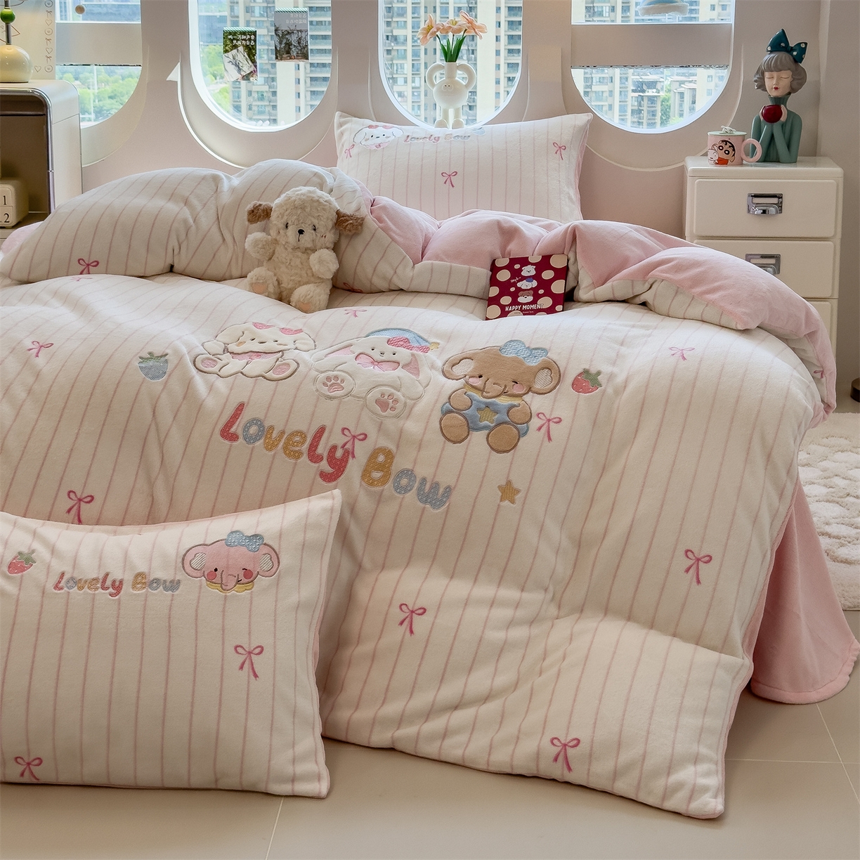 91家纺网 家纺一手货源 找家纺 曲之慕 2025新款卡通消光牛奶绒贴布四件套 宠物旅行