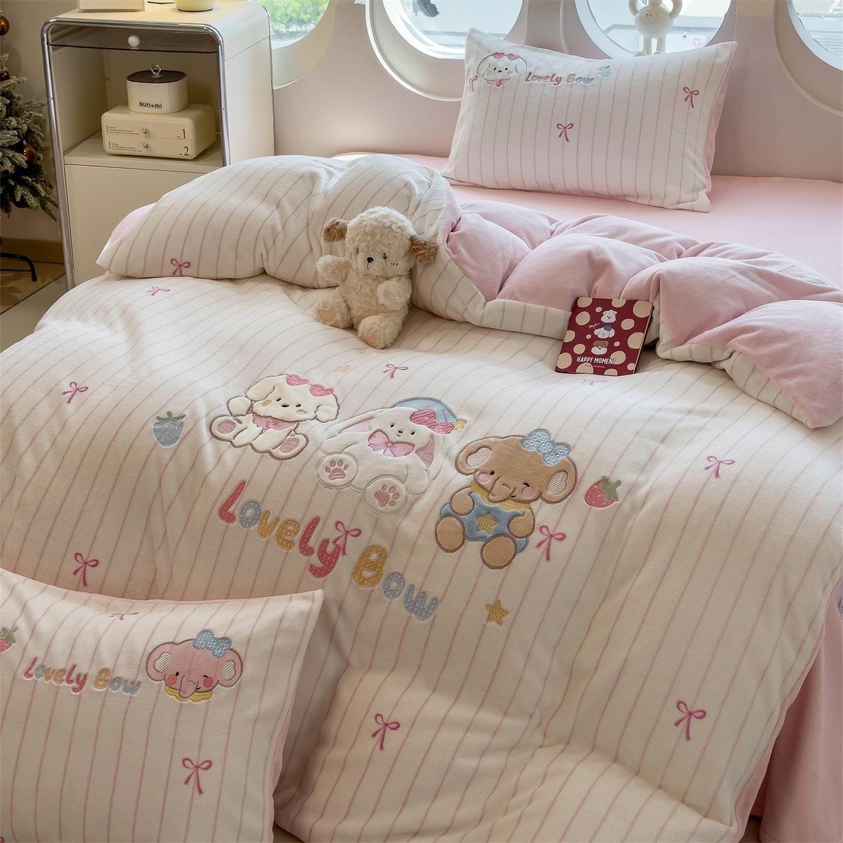 91家纺网 家纺一手货源 找家纺 曲之慕 2025新款卡通消光牛奶绒贴布四件套 宠物旅行