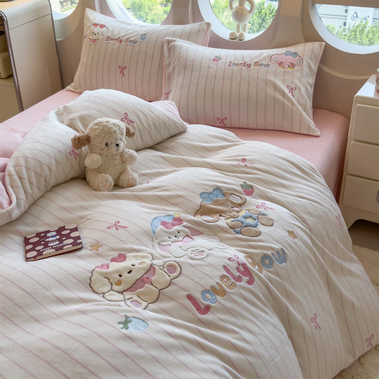 91家纺网 家纺一手货源 找家纺 曲之慕 2025新款卡通消光牛奶绒贴布四件套 宠物旅行