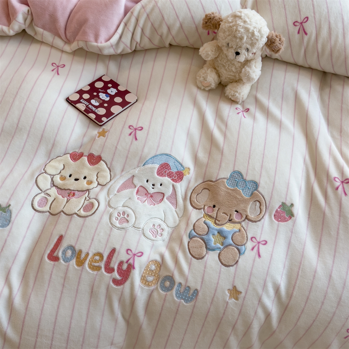 91家纺网 家纺一手货源 找家纺 曲之慕 2025新款卡通消光牛奶绒贴布四件套 宠物旅行