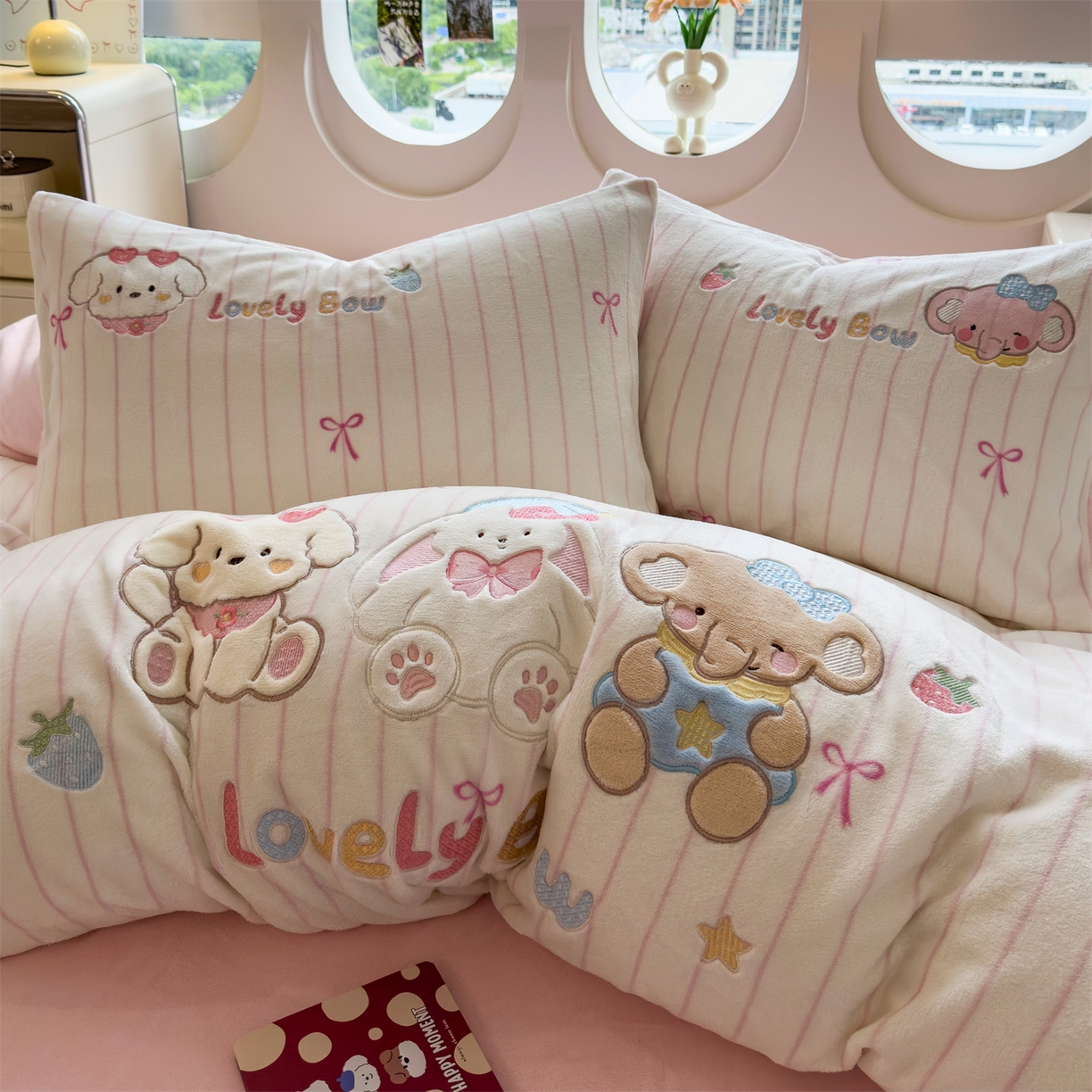 91家纺网 家纺一手货源 找家纺 曲之慕 2025新款卡通消光牛奶绒贴布四件套 宠物旅行