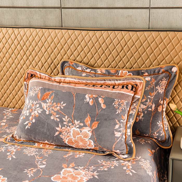 91家纺网 家纺一手货源 找家纺 牵依 2025新款牛奶绒小包边印花四件套 暖意绒绒