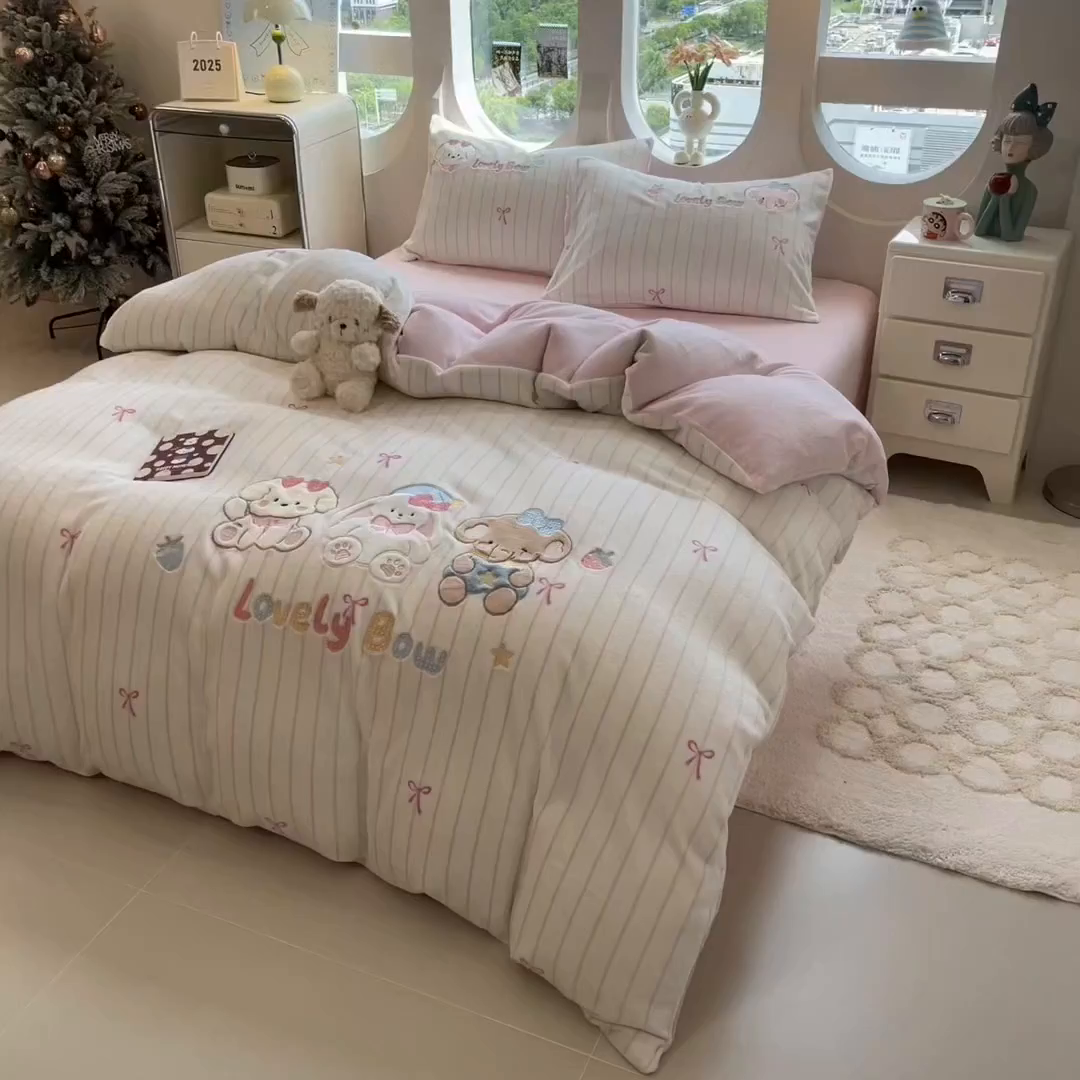 91家纺网 家纺一手货源 找家纺 曲之慕 2025新款卡通消光牛奶绒贴布四件套 宠物旅行