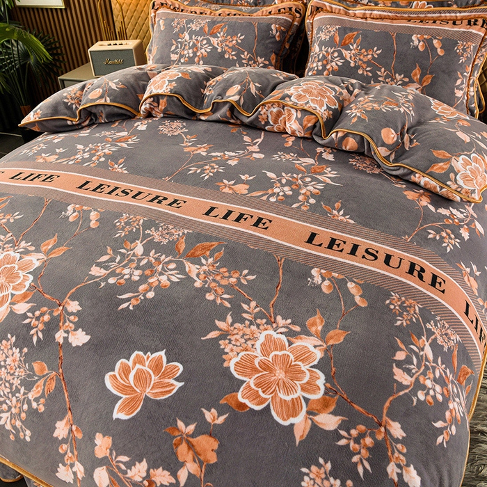 91家纺网 家纺一手货源 找家纺 牵依 2025新款牛奶绒小包边印花四件套 暖意绒绒