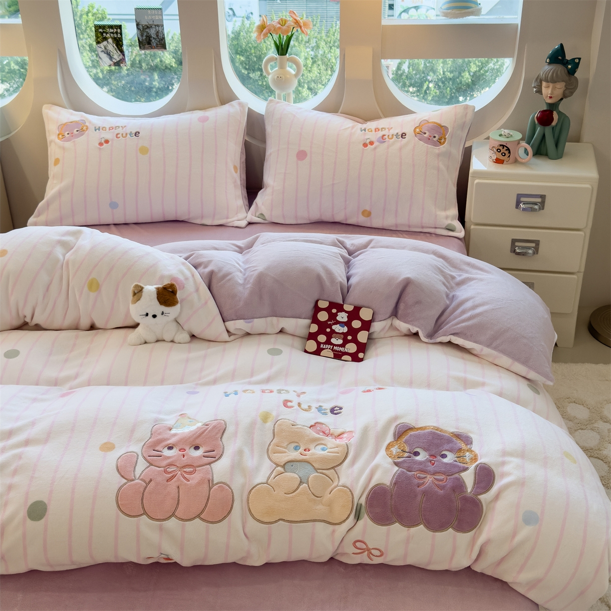 91家纺网 家纺一手货源 找家纺 曲之慕 2025新款卡通消光牛奶绒贴布四件套 猫咪乐园