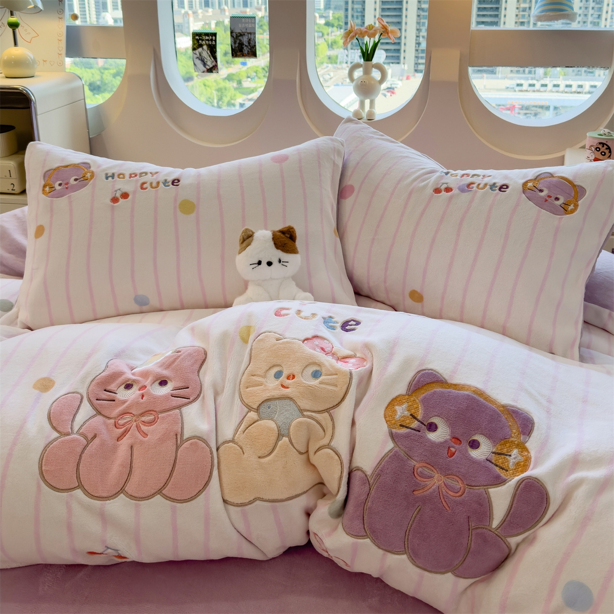 91家纺网 家纺一手货源 找家纺 曲之慕 2025新款卡通消光牛奶绒贴布四件套 猫咪乐园