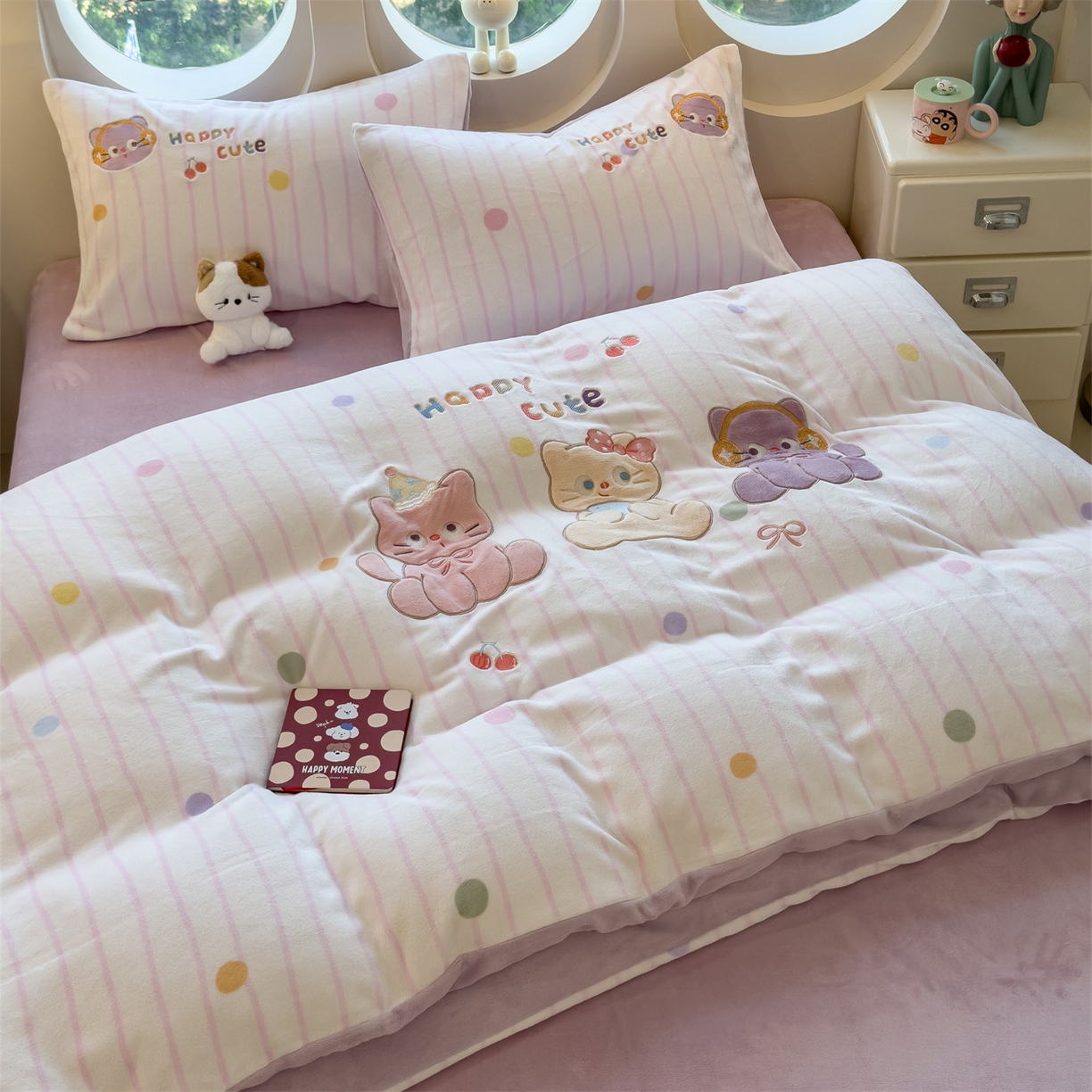 91家纺网 家纺一手货源 找家纺 曲之慕 2025新款卡通消光牛奶绒贴布四件套 猫咪乐园