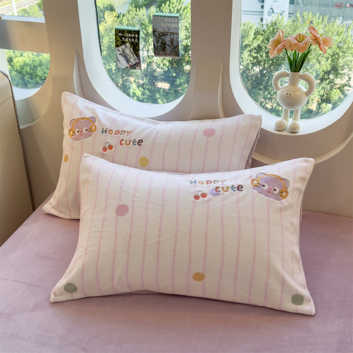 91家纺网 家纺一手货源 找家纺 曲之慕 2025新款卡通消光牛奶绒贴布四件套 猫咪乐园